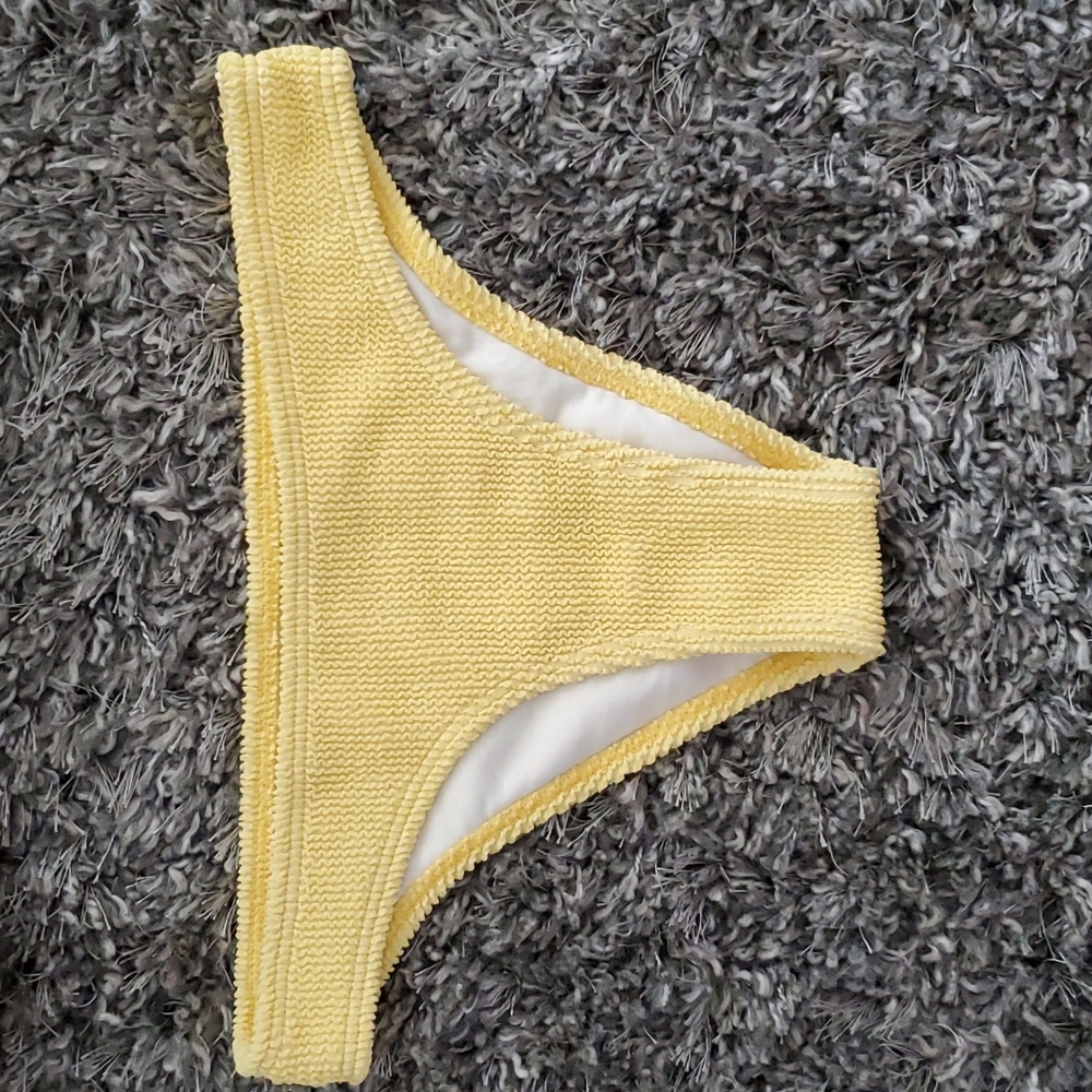 Bikini - Picture 3 of 6